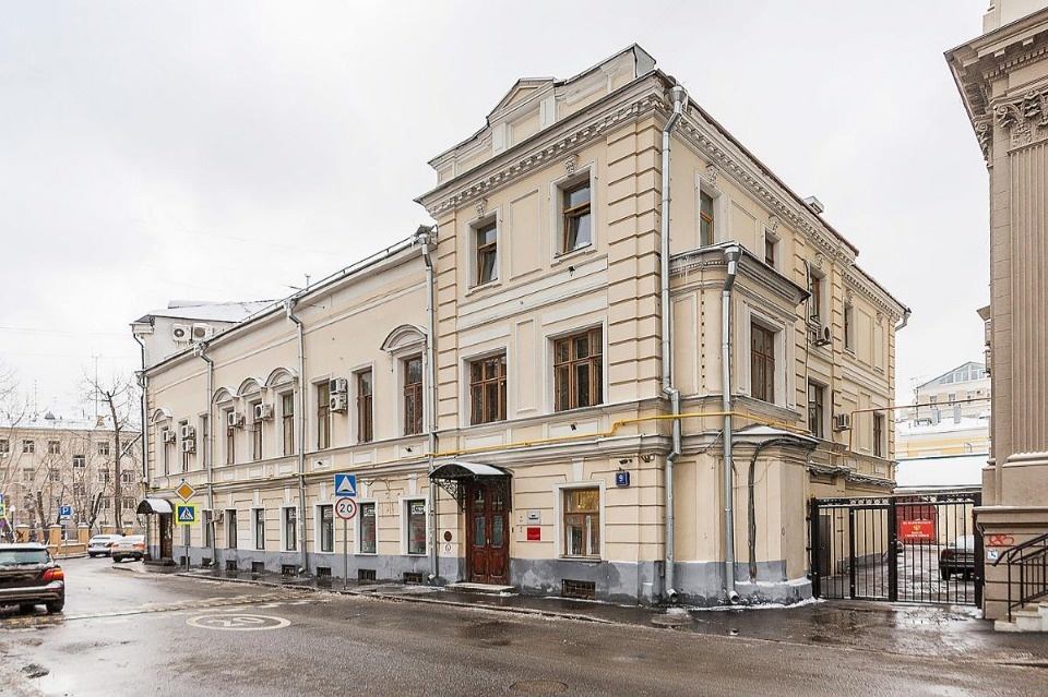 Предлагаем в долгосрочную аренду особняк.
Административно здание расположено в историческом центре Москвы в непосредственной близости от площади Никитских ворот. Удобный выезд на улицы Б. Никитская, Никитский и Тверской бульвары. 
Выполнена стандартная офисная отделка. Железобетонные перекрытия. Кла