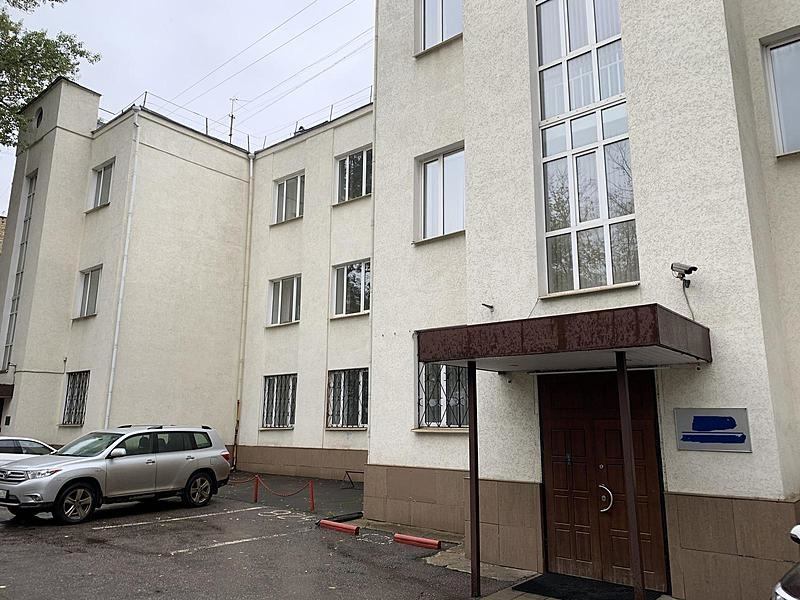 Аренда офиса от собственника, общей площадью помещения 28 кв.м. 
Стоимость аренды 21000 рублей за кв.м в год. НДС и коммунальные платежи включены в стоимость. 
Офис в хорошем  состоянии, расположен на третьем этаже четырехэтажного БЦ класса Б, по адресу: Москва, Нижняя улица, д. 9. 
До ближайшей ста