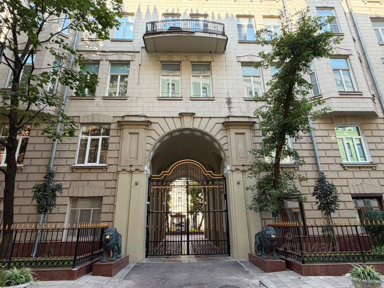 Предлагаем в аренду помещения под тихий офис в известном и престижном Доходном доме графа Шереметьева А.Д.

Офис площадью 390 м2 

Предлагается в аренду офисное помещение с отдельным входом, расположенное на первом и цокольном этажах.
Офис в отличном состоянии, не требует ремонта, предлагается без м