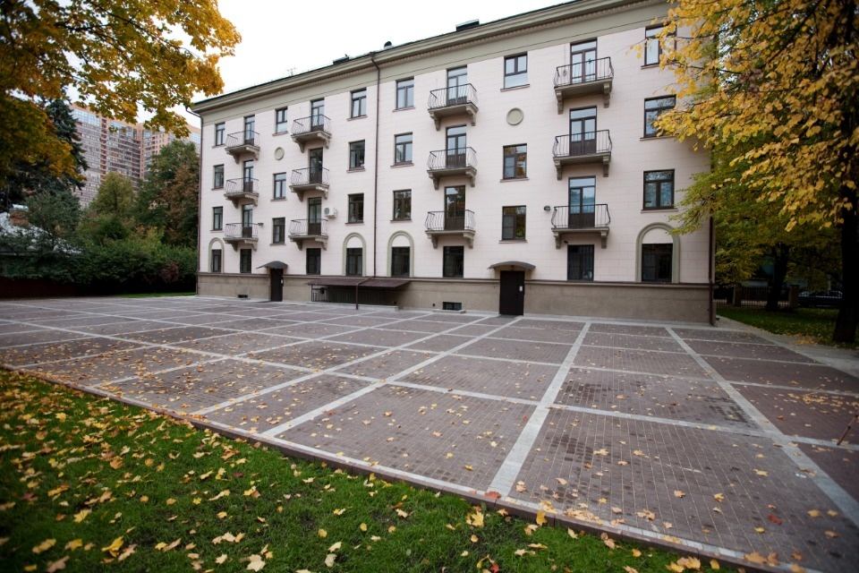 Бизнес центре класса В, предлагает офисное помещение 

Общая площадь 572 кв.м.
312 кв. м. 4-й этаж. 
117 кв.м. 3-й этаж.
143 кв.м. 2-й этаж.

Здание оборудовано охранно-пожарной сигнализацией, системой видеонаблюдения.
Офисные площади бизнес-центра  оснащены сплит-системами кондиционирования для п