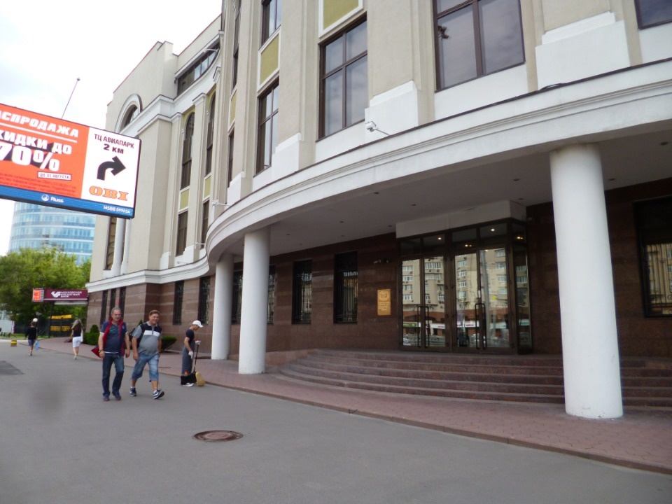 Предлагаем в аренду офис площадью 245 кв.м. 
Планировка: 7 кабинетов и сан узлы.

Система приточно-вытяжной вентиляции, системы центрального кондиционирования и отопления. 
В большинстве помещений дополнительно установлены индивидуальные кондиционеры. 
Функционирует автоматическая система пожаротуше