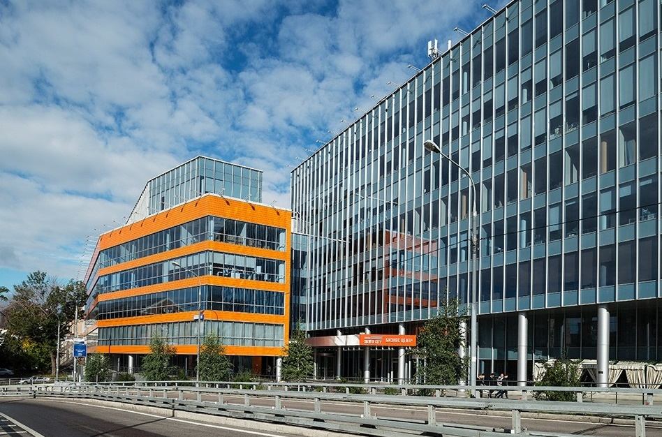 Бизнес-центр класса А  Silver City

Общая площадь 3 031 кв.м.
Планировка: смешанная. 
Отделка: офисная отделка.  

Бизнес центр состоит из двух корпусов, соединенные атриумом со стеклянной крышей. В центре атриума - лобби-бар, удобный для встречи гостей и деловых переговоров. Здесь также располага