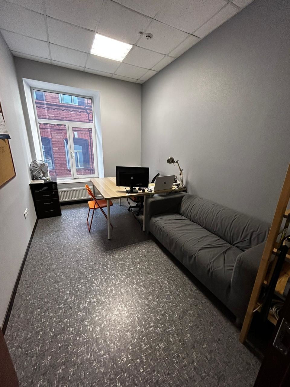 Предлагаем в аренду офис 174 м2 на 2 этаже. 
Планировка: 8 кабинетов, кухня и 2 с/у.
Пять минут до м. Добрынинская, Серпуховская, Павелецкая.
Удобный въезд с Садового кольца, круглосуточная охрана, 
стоимость парковки за 1 м/м 12500,00 руб. в месяц (вкл. НДС).
Парковка удобна благодаря мобильно