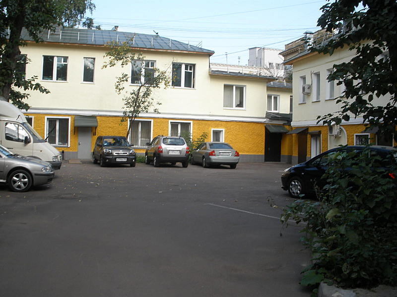 Предлагаем в аренду офис 218 кв. м.на 2 этаже. 12 пешком от метро Менделевская. 
Планировка: кабинетная
В помещении установлены сплит-системы
Коммунальные платежи включены в стоимость аренды . 
Дополнительно оплачивается: интернет, уборка, парковка.
Одно машино место около входа в офис в подарок.
Пр