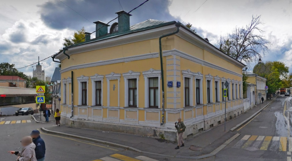 Предлагаем в аренду особняк.

В 2011 году была проведена полная реконструкция. 
Имеется 2-е входные группы: с улицы и со двора.

Общая площадь  592 кв.м.
цоколь - 161,3 кв.м, 
1 этаж - 165,4 кв.м, 
2 этаж - 85,4 кв.м, 
мансарда - 180 кв.м. 
Два входа, с улицы и со двора.
Памятник архитектуры.
110 кВ