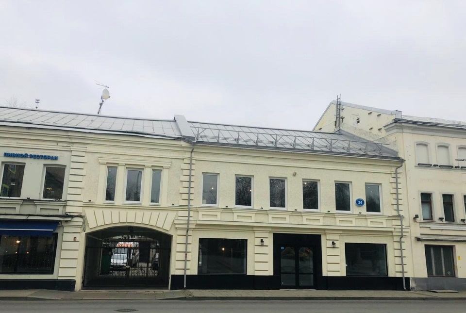 Предлагаем в аренду особняк,  на пересечении ул. Петровка и Бульварного кольца.. 
Первая линия домов, отдельный вход с улицы и со двора, большие витрины. 
Общая площадь: 460 кв.м. (1-й этаж - 165,4 кв.м., 2-й этаж - 218,2 кв.м., мансарда - 76,4 кв.м.). 
Свободная планировка. 
Высота потолков: 1-й эт