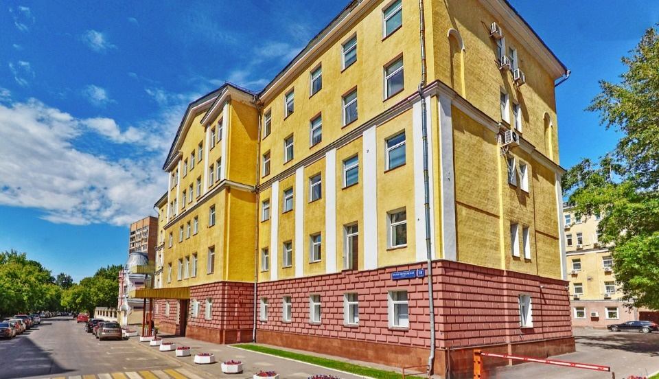 Предлагаем в аренду офис общей площадью 268 м².
1 этаж пятиэтажного бизнес-центра «Малая Пироговская 18». 
Планировка: кабинетная, свой сан узел и серверная.
Помещение имеет собственный выход на внутреннюю парковку бизнес-центра.
Все помещения оборудованы кондиционерами, а также имеется собственный 