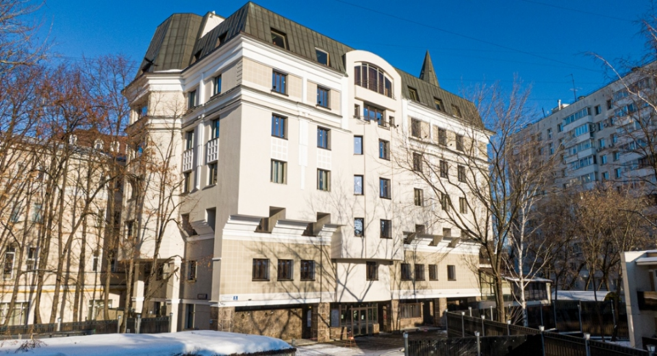 Продажа здания от собственника.
Общая площадь 3 950 кв.м.
6 этажей+ мансарда.
Потолки 2.9 м. Центральное кондиционирования. 
Подземный паркинг на 18 м/м. 
Два пассажирских лифта, один из них спускается в подземный паркинг.
На первом этаже- небольшое кафе. 
Дополнительно установлены наземные фанкойлы