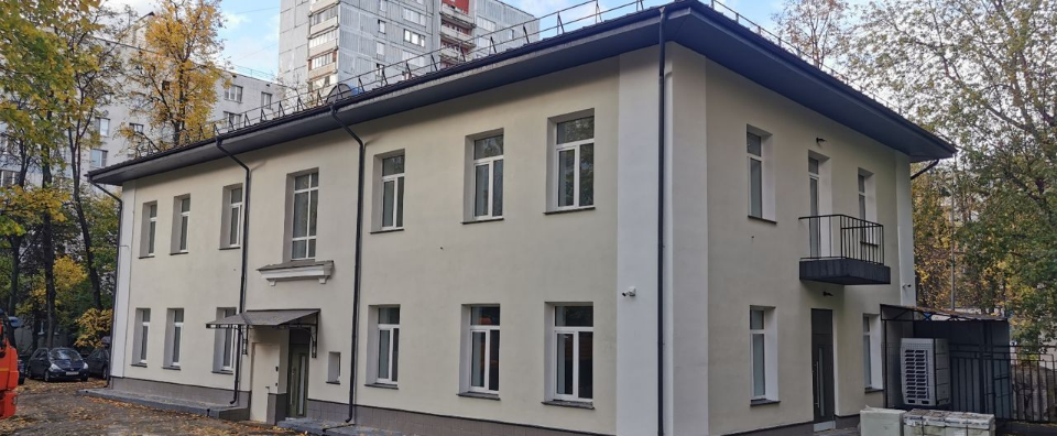 Двухэтажное здание в 7-ми минутах пешком от метро Первомайская.

Выполнен капитальный ремонт. 
Высокие потолки: 1 этаж - 3,5 метра, 2 этаж - 4 метра. 
Окна в каждом кабинете. 
Все коммуникации городские. 

Электрическая мощность - 50 кВт. 
Коммунальные платежи оплачиваются дополнительно. 
Включено 8