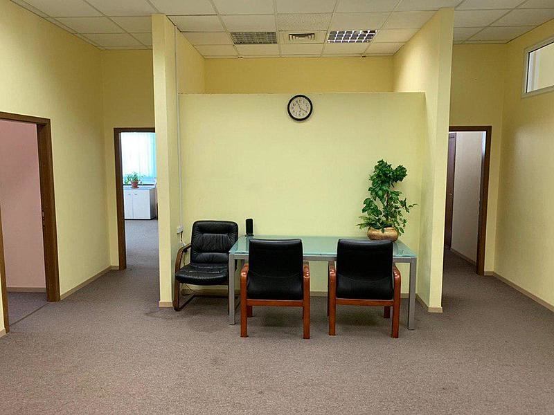 Предлагаем в аренду помещение на 2-ом этаже: 275,4 м²
Кабинетная планировка, в блоке сан узел и кухня.
 Приточно-вытяжная система вентиляции
 Сплит-системы кондиционирования воздуха
 Система контроля удаленного доступа в помещения
 Круглосуточная охрана здания
 Пожарная сигнализация и система пожаро