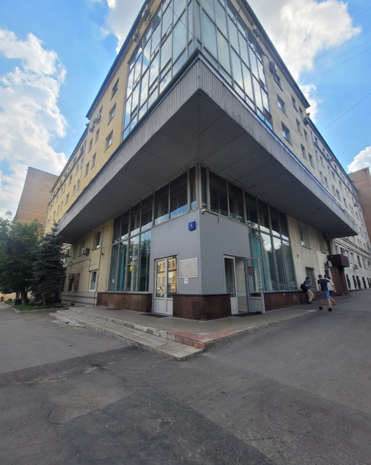 Предлагается в аренду офисное помещение 104,6 кв.м. на  этаже в бизнес-центре 
на ул. Льва Толстого, д.5,с.2
Планировка: два кабинета, опен спейс и кладовка.
Во всех комнатах кондиционеры.

МАП 205 713 р включая НДС ЭР и КП
Дополнительно оплачивается э/э.
Доступ: по пропускам.
Провайдеры: Билайн, Ме