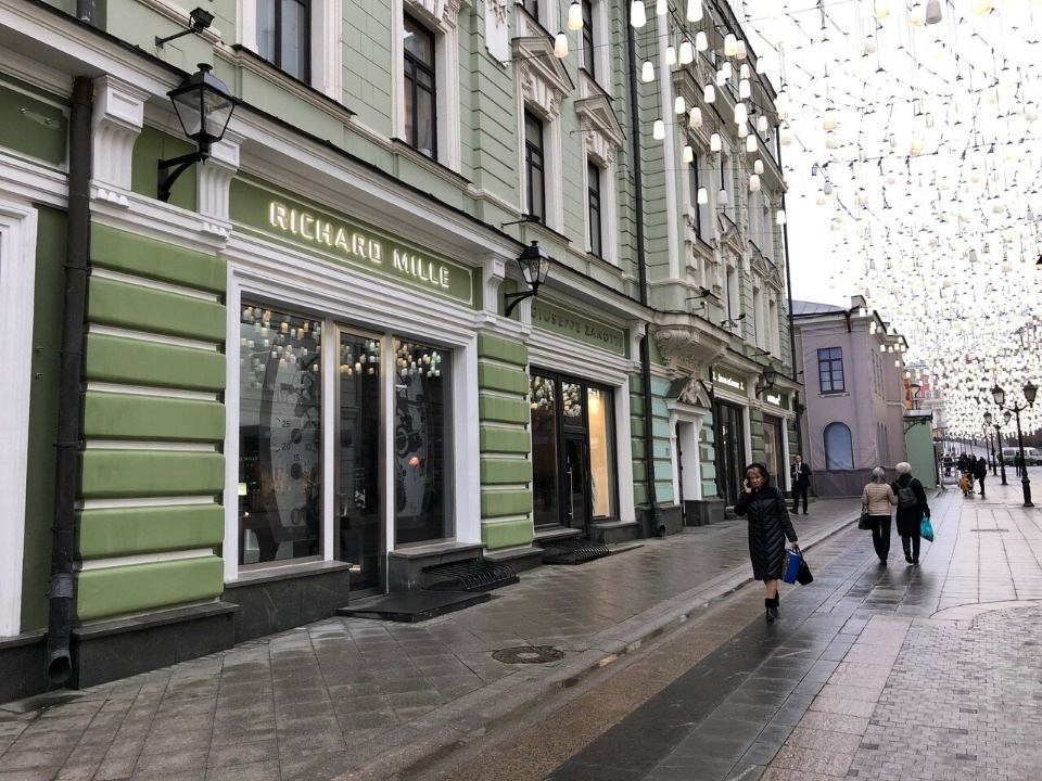 Предлагаем в аренду офисное помещение 195 кв.м. 
Современное 5-ти этажное здание Столешников переулок, дом 14. 
Здание оснащено всеми необходимыми для комфортной деятельности системами:
Центральная система отопления. 
Приточно-вытяжная вентиляция и полное кондиционирование. 
Здание оборудовано пасса