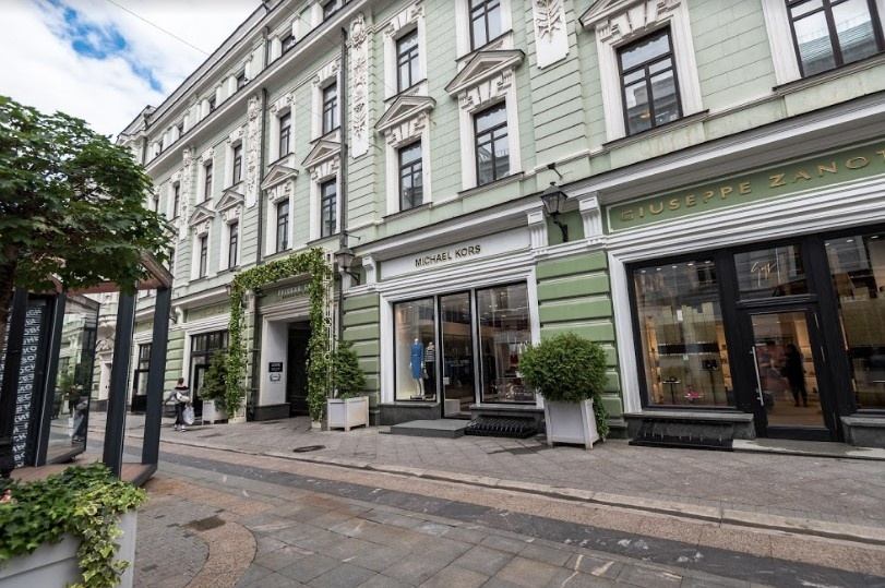 Предлагаем в аренду офисное помещение 295 кв.м. 
Современное 5-ти этажное здание Столешников переулок, дом 14. 
Здание оснащено всеми необходимыми для комфортной деятельности системами:
Центральная система отопления. 
Приточно-вытяжная вентиляция и полное кондиционирование. 
Здание оборудовано пасса