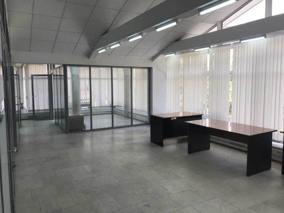 Предлагаем в аренду офис 173 кв.м  

2-й этаж.
Отдельный блок кабинетной планировки.
Состояние хорошее. 
Мебель при необходимости предоставляется. 

Ставка аренды 16 000 рулей кв.м. в год  с НДС. Электроэнергия оплачивается отдельно. 
Юридический адрес ИФНС 15. 
Прямая аренда. 

Развитая инфраструкт