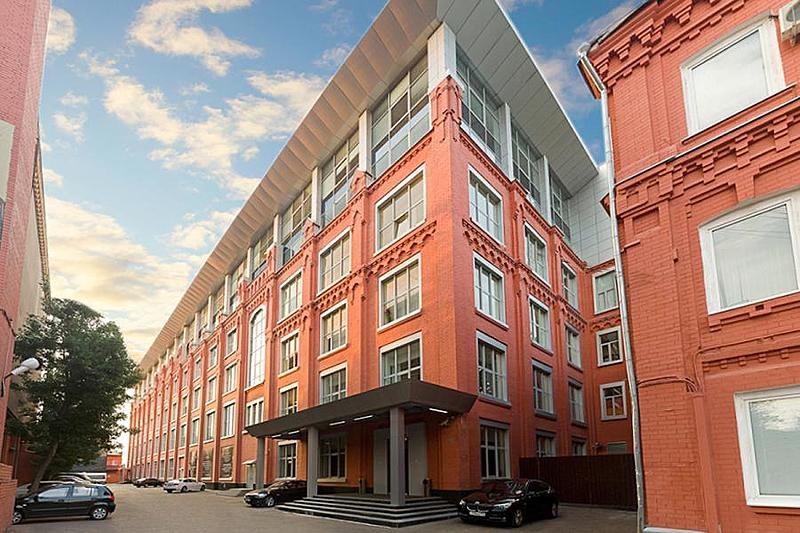 Предлагаем в аренду офис, общей площадью 288,5 кв.м. 
третий этаж БЦ АРТ ПЛАЗА. 
Помещение с отделкой.
Планировка смешанная: переговорная, два отдельных кабинета, серверная. Возможно при необходимости достроить кабинеты или объединить текущие. 
Все коммуникации, автоматическая пожарная сигнализаци