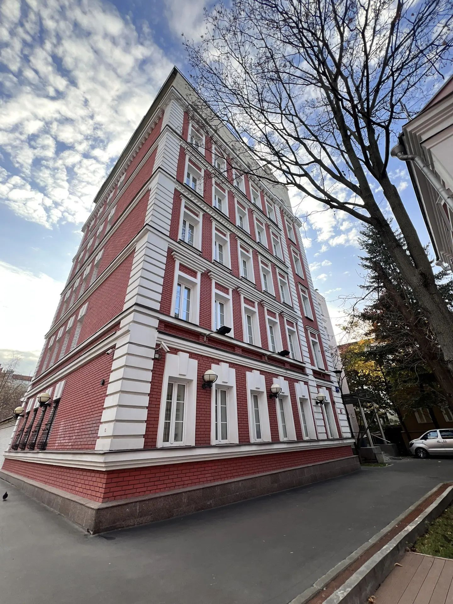 Предлагаем в аренду офисы в Бизнес Центре на Цветном. 

Общая площадь 421 кв.м.
Второй этаж 208,9 кв.м.
Третий этаж 212 кв.м.

Планировки смешанные: опен спейс, кабинеты  и сан узлы.

От метро Сухаревская, Трубная, Цветной бульвар — 5-7 мин. пешком

Парковка: количество мест оговаривается отдельно, 