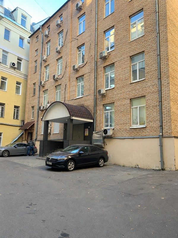 Предлагается в аренду офисный блок 489.6 кв.м. с отдельным входом. 

В 6-ти мин. ходьбы от м. «Арбатская».

1/2 часть первого этажа, второй и третий этажи полностью. 
Планировка: кабинетная.
Стандартная офисная отделка.
Противопожарная сигнализация;
Приточно-вытяжная вентиляция;
Система центрального