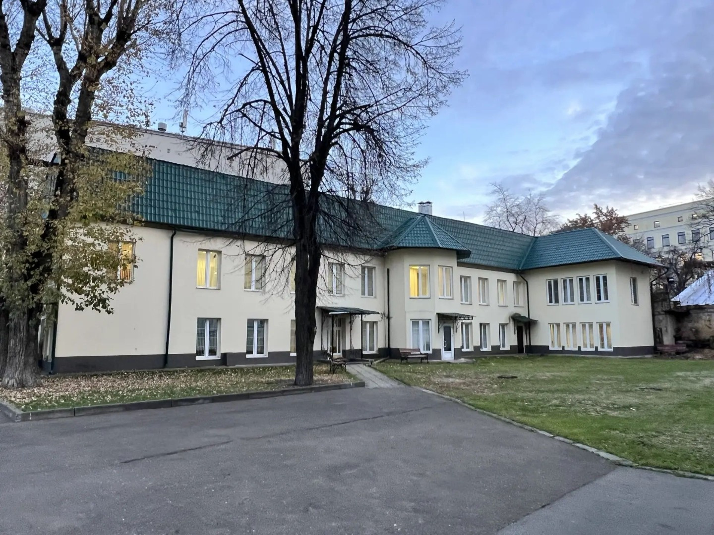 Предлагаем в аренду офис 492 кв.м.

Офисный особняк на огороженной территории. 
Второй этаж 262 кв.м.
Третий (мансарда) 230 кв. м.
Планировка: кабинетная. 
Отделка: офисная отделка.
Вентиляция: приточно-вытяжная. 
Кондиционирование: сплит-системы. 
Безопасность: видеонаблюдение, круглосуточная охран