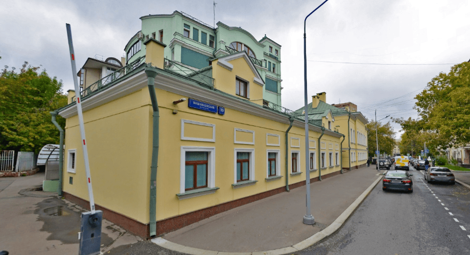 
В аренду предлагается офис. 

Блок состоит из кабинета руководителя+ кабинет для сотрудников, разделенный зеркальной перегородкой ( в каждой секции 5-6 рабочих мест). 

В стоимость включены все необходимые платежи. 
Помещение оснащены всеми необходимыми для работы коммуникациями и готово к въезду. 