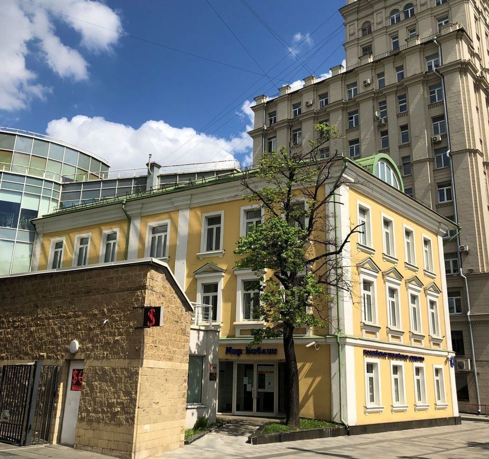 Предлагается в аренду офисное помещение 375 кв.м. на 3-ем этаже в бизнес-центре Валовая 8 с.1.
В 2-х мин. ходьбы от м. Павелецкая.
Панорамные окна в пол. Высокие потолки. Смешанная планировка, преимущественно открытая.
Кухня. Сан узлы.
Вентиляция: приточно-вытяжная. 
Кондиционирование: центральн