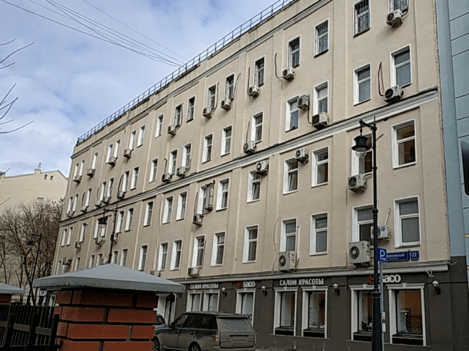 Предлагаем отличный офис на Патриарших.

Помещение общей площадью 137 кв. м. 

5-й этаж. 
Лифт есть.

Кабинетная планировка, кухня и с/у.

Стоимость аренды 325 000 рублей в месяц. УСН.
Нужен косметический ремонт, каникулы обсуждаются. 

В пешей доступности от метро Тверская, Пушкинская.