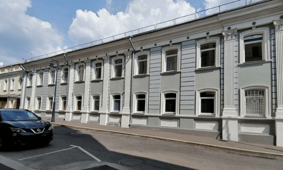 Предлагаем в аренду офисное помещение 465 кв.м. в административном здании.

Офис расположен на 3-м этаже (мансарда).

Вентиляция и кондиционирование, пожарная сигнализация, круглосуточная охрана. 

Паркинг - городской.

Расположение: 
В 5-ти минутах ходьбы находится станция метро Кропоткинская, в 10