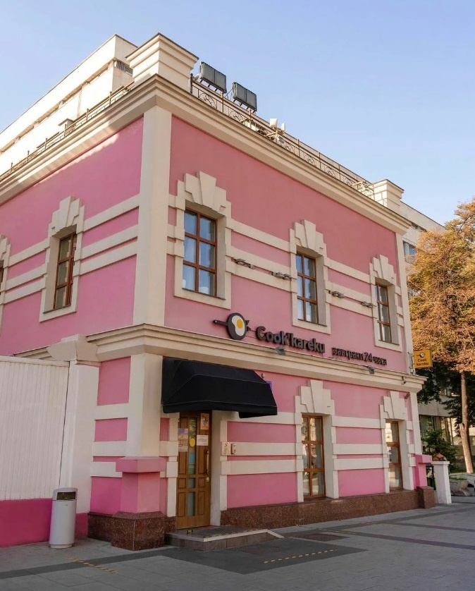 Предлагаем в аренду особняк на первой линии Садового кольца.

Общая площадь 250 кв.м 
Три этажа - два наземных этажа и подвал. 
Открытая планировка. 
Высота потолков составляет 3,7 м. 
Три  входа. 
Электрическая мощность 100 кВт. 
От ст.метро Маяковская и Баррикадная в 7-9 минутах пешком. 
Не памятн