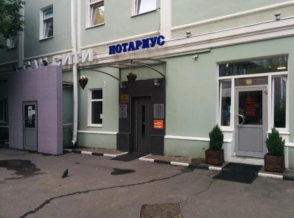 Предлагаем в аренду офис 267 кв.м. В офисе 12 отдельных кабинетов, ресепшен, коридор, с/у. 
Два входа в офисный блок с 1-го и 2-го подъездов. Офис расположен на третьем этаже трех этажного особняка. 
Помещение с хорошим ремонтом, все кабинеты с окнами, кондиционеры, приточно-вытяжной вентиляция,  по
