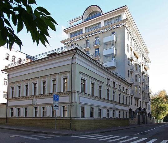 Предлагаем в аренду здание.

Общая площадь 1525 кв.м.
Три этажа, без подвала.
Смешанная планировка: опен спейс, кабинеты.

1-й этаж 343,5 кв.м.
2-й этаж 581,7 кв.м к
3-й этаж 599,6 кв.м. (VIP). 
На каждом этаже сан. узлы и подсобные помещения. 
Высота этажа - 3 м. 
Центральное отопление, электроснаб