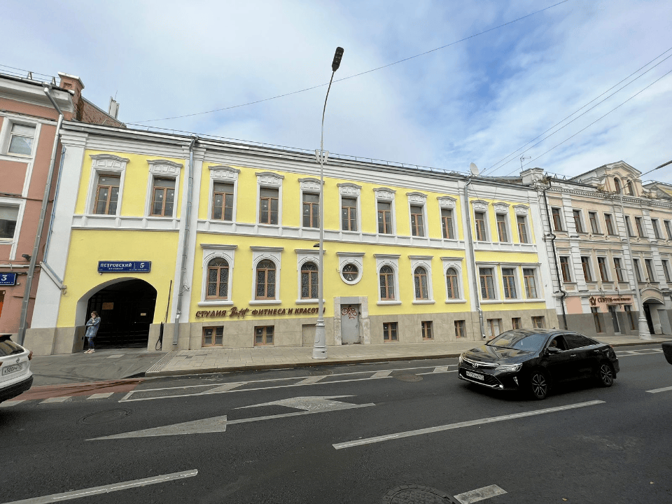Предлагаем в аренду помещения свободного назначения между Цветным бульваром и
Пушкинской площадью. 

Общая площадь 1 172 м2 

Бульвар Петровский 5 стр 1
Аренда по этажам от 96 кв.м.
Состояние – Shell&Core

Здание 19-го века, в окружении памятников истории и культуры, между Цветным бульваром и Пушкин