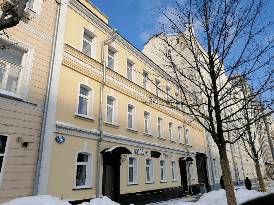 Предлагается в аренду офис.

Общая площадь 232 кв.м.

Целиком третий этаж.
Планировка кабинетная 
С качественной отделкой.
В блоке есть кухня и два санузла.
Кондиционирование.
Метро Добрынинская, Серпуховская, Павелецкая  5 минут пешком
 
Арендная плата 22 500 рублей кв.м. в год, включает коммунальн