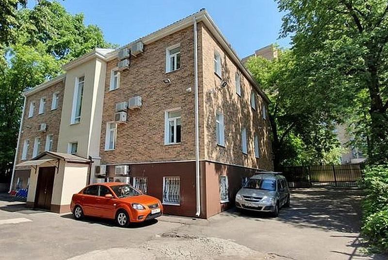 Отдельно стоящее здание общей площадью 700 кв.м.

Пять минут пешком от метро Таганская. 
Состояние за выездом арендатора.
Цоколь, 2 этажа, мансарда.

Планировка смешанная.

Огороженная наземная парковка на 8 м/м.

Центральные коммуникации.

1 500 000 рублей в месяц. УСН