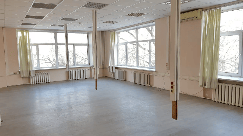 Предлагается в аренду офис 220 кв.м в бизнес центре.
Третий этаж.
Планировка: 3 кабинета, опенспейс 63 метров, серверная, кухня с мокрой точкой и сан узлы.
1 м.м на парковке включено.
8-10 мин пешком до метро Петровский парк и Динамо
Инфраструктура: столовая, кофейня.
Ставка указана с учетом НДС и в