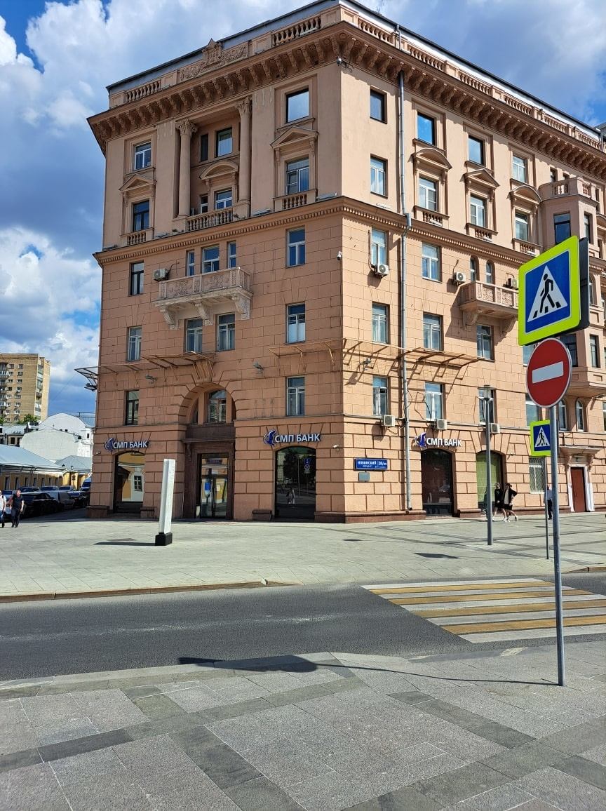 Предлагаем в аренду помещение на углу Садового кольца и Поварской улицы. 

Общая площадь 487,3 м2. 
Два уровня: первый этаж и эксплуатируемый подвал. 

Электроэнергия  66 квт.

Витринные окна. 
Высокий рекламный потенциал фасада.

Высота потолков 3,0 м.

Презентабельный вход с улицы.

Возможное назн