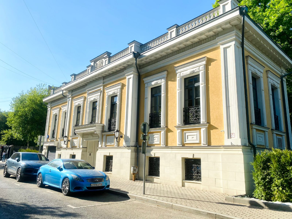 Уникальный особняк в районе Патриарших.. 

Особняк свободного назначения. 
Общая площадь 1 270 кв.м., 
Три наземных и два подземных этажа (парковка).
Автолифт на парковку.
Пассажирский лифт.
Возможное использование: апарт-отель, офис, резиденция, шоурум. 

НЕ является объектом культурного наследия. 