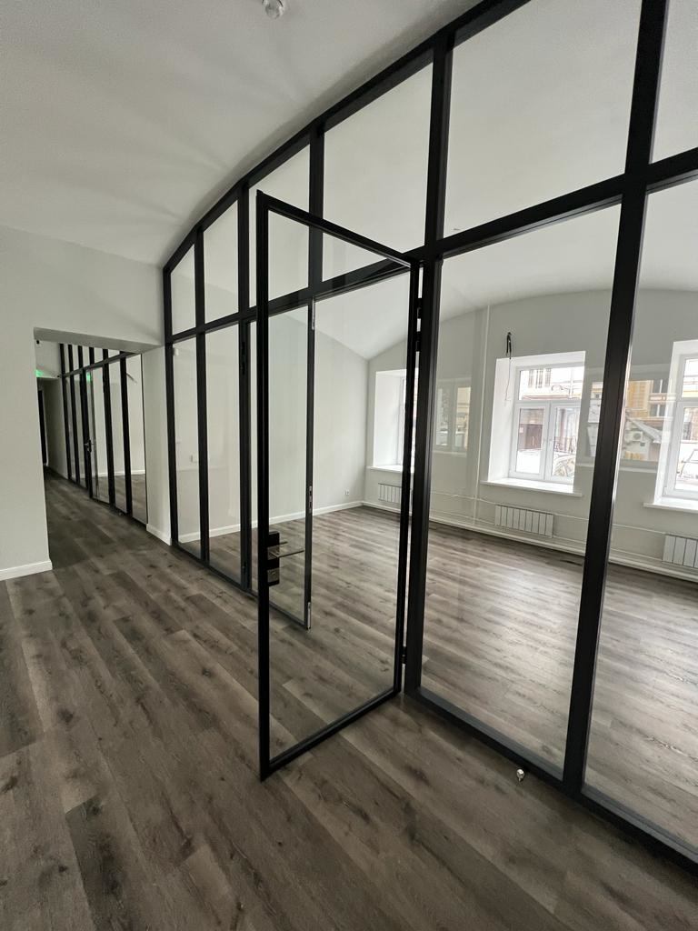 Предлагаем  в аренду офис.

Общая площадь 282 кв.м.
В помещении сделан дизайнерский ремонт.
Первый этаж (есть отдельный вход).
10 кабинетов, окна на две стороны. 
Оборудованная кухня.
2 санузла, серверная, 2 подсобных помещения.

Парковочные места.  
Юридический адрес. 
Краткосрочная и долгосрочная 