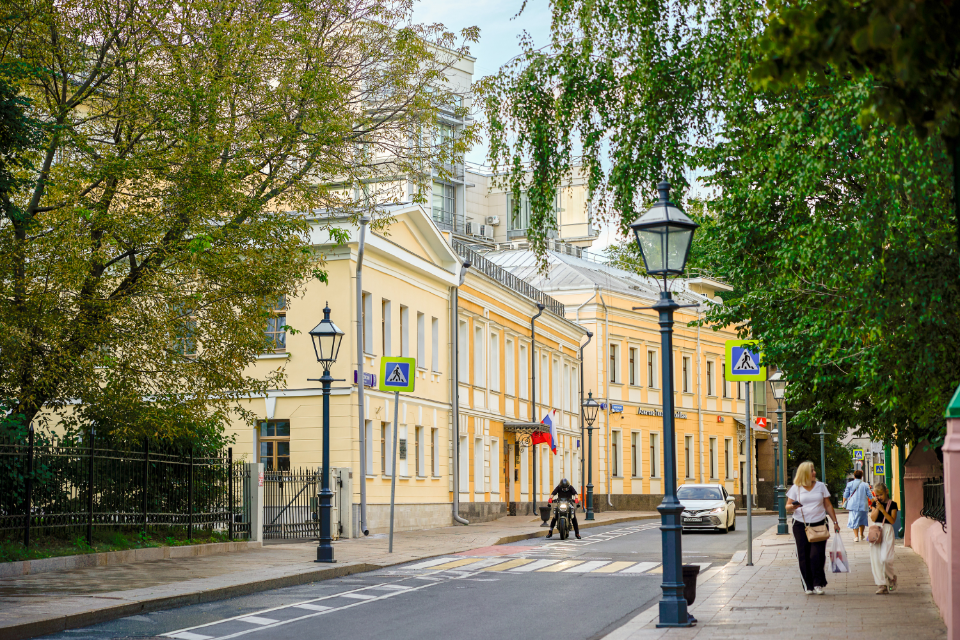 Предлагается в аренду 2-х этажное ОСЗ  
Общая площадь 201 кв.м. 
Отлично подойдёт под любой вид деятельности
Планировка — открытая (свободная).
Высота потолков - 2,7-2,9 м.  
Ремонт - подготовлено под чистовую отделку.
Все городские инженерные коммуникации.
Отличная пешеходная и транспортная доступн