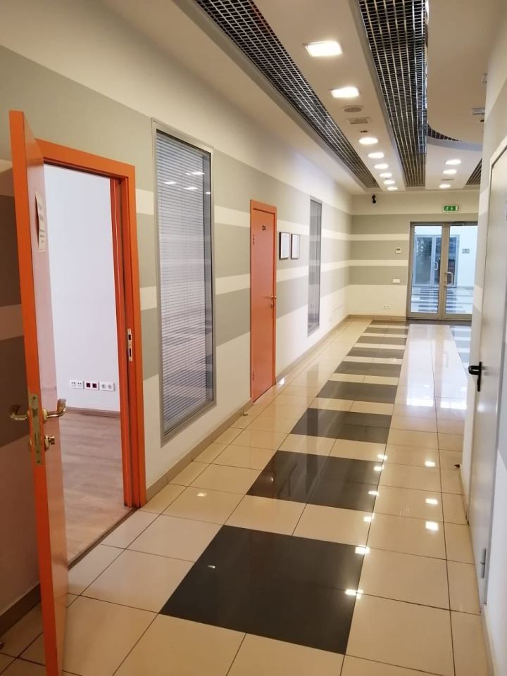 Предлагаем в аренду офисное помещение 479 кв.м. 
Презентабельный фасад. Огороженная территория с парковкой. 
Планировка смешанная, два сан узла, кухня.
Городские коммуникации, оптика, вентиляция, система кондиционирования. 
Качественная офисная отделка,( за выездом арендатора). 
Транспортная доступн