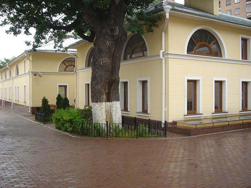 Предлагается в аренду офис 95,4 кв.м., на втором этаже особняка. 
Офис готов к въезду. 
Офис класс «В+» евростандарт, кондиционирование (сплит-система), возможна дополнительная перепланировка под арендатора на предварительно оговариваемых условиях.
Высота потолков 3,0 м.
Цена включает коммунальные п