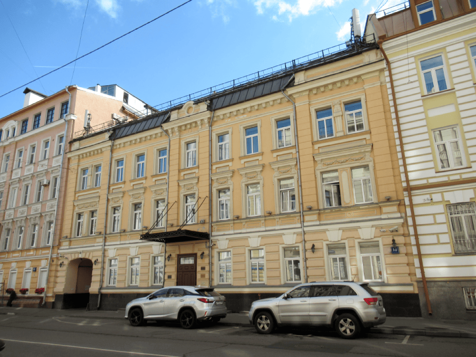 Комфортабельнoe помещение для аренды расположен в мансарде особняка Садовническая 16 стр.1 . Аренда офиса 232.0 м² предоставляется собственником по выгодным ставкам. Чтобы снять офисное помещение в Москве класса B недалеко от метро Новокузнецкая 