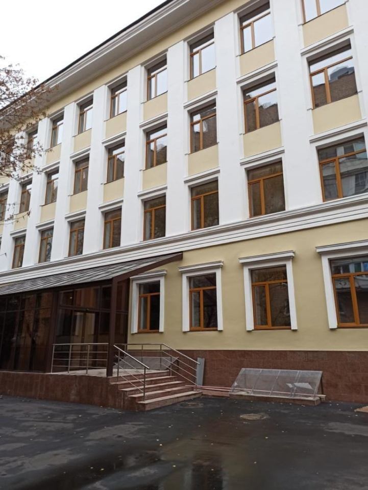 Предлагается на продажу нежилое офисное здание,  в 700 метрах ходьбы от станции Смоленская. 

Общая площадь: 3 697.6 м²
Наземная: 2 924.7 м²

Подвал: 772.9 (высота потолков 320)
1 этаж: 815.3 (высота потолков 345)
2 этаж: 704.0 (высота потолков 345)
3 этаж: 708.4 (высота потолков 345)
4 этаж: 697.