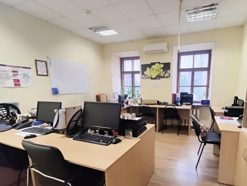 Предлагаем в аренду офисный блок.

Общая площадь 208 кв.м.
Планировка: восемь кабинетов, рецепшен и с/у.
Готов к въезду.

2-й этаж
Стандартная офисная отделка. Кондиционер (сплит).
Есть охрана.
Есть лифт.

Стоимость аренды 400.000 руб. в месяц, УСН.
Электроэнергия оплачивается отдельно. 

Парковка г