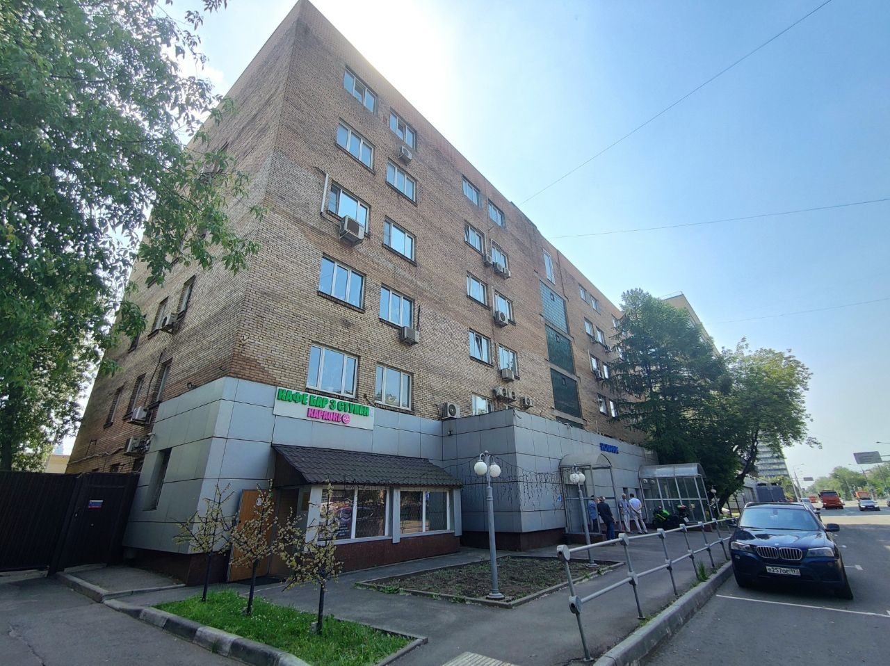 Предлагаем офис в аренду.

Общая площадь 590 кв.м.
Заканчивается капитальный ремонт.
6-й этаж целиком
Планировка: кабинеты и опен пейсы,  сан узлы и душевая . 

Есть лифт. 

Юридический адрес по 13-й налоговой.

Пешая доступность от м. Сокол  или  м. Войковская (15 мин). 
МЦД Красный Балтиец.  

Биз