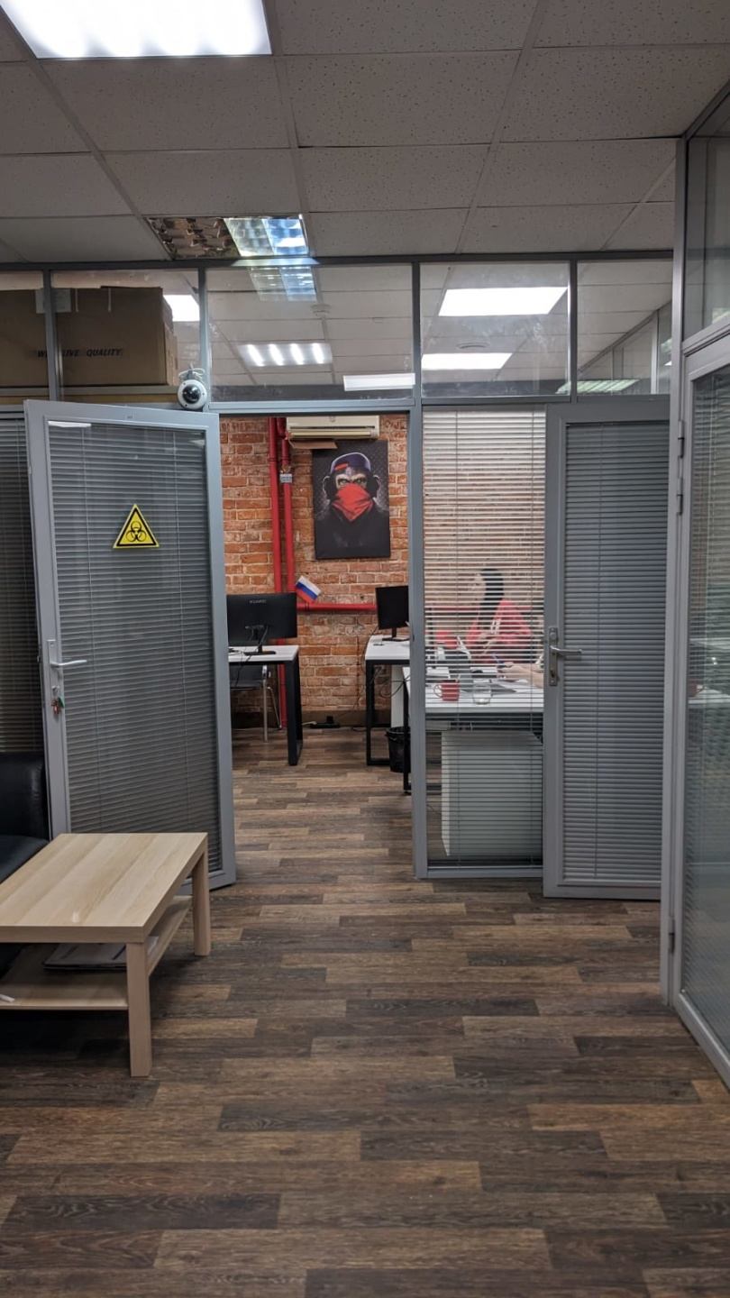Предлагаем в аренду офис в стиле лофт.

Планировка: шесть кабинетов, опен спейс и сан.узел.

3-й этаж. 

Кондиционеры.

Свободный доступ 24/7

Включены НДС, коммунальные платежи и эксплуатация, депозит 1 мес.
Парковка в соседнем БЦ 12 000 рублей в месяц.