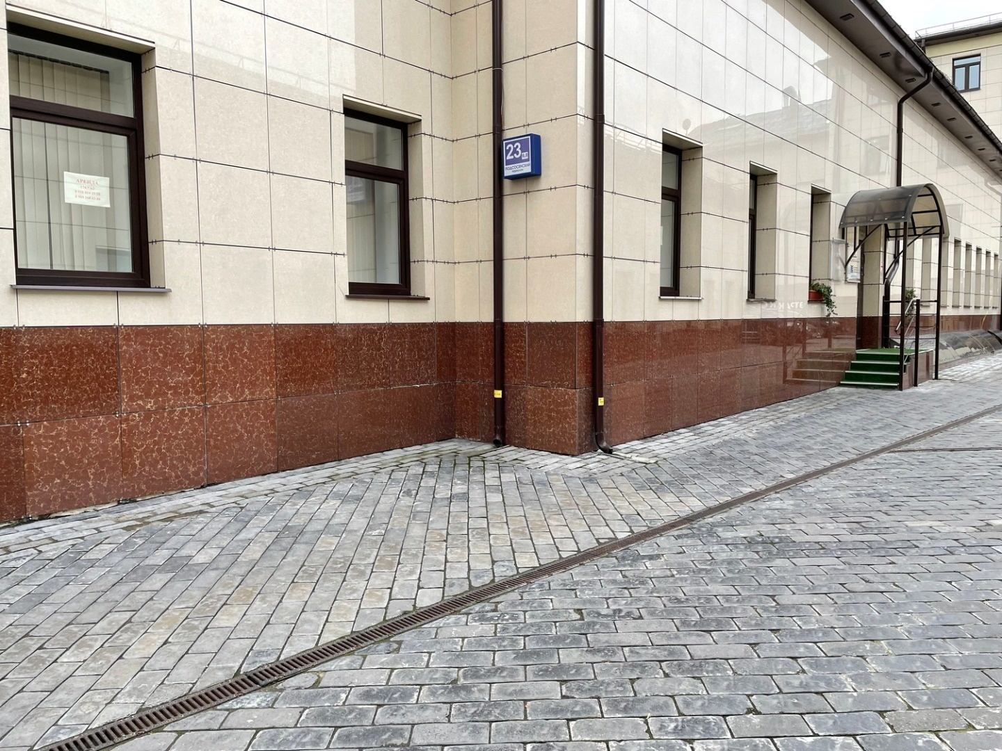 
Предлагаем в аренду здание общей площадью 774,8 кв.м. 

Смешанная планировка. 
Рабочее состояние, офисная отделка. 
Кондиционирование. 
Мощность 45 кВт на все здание.

Огороженная охраняемая  территория
Паркинг во внутреннем дворе. 
Доступ 24/7

1 этаж 312,5. кв.м. высота потолка 3,3 м.
Мансарда 36